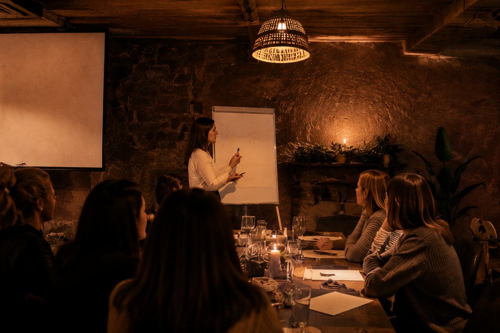 Warsztat prowadzony przy flipcharcie dla grupy gości w kameralnym wnętrzu Layla Resto Bar